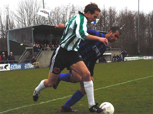 Martijn Jansen wint het duel van ACV speler Danny van Dijk (Foto Helmich Lubberts)